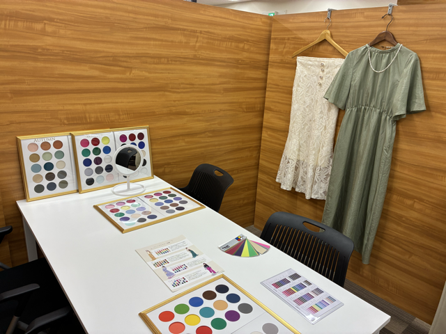 オーネット渋谷店 パーソナルカラー診断の体験している様子