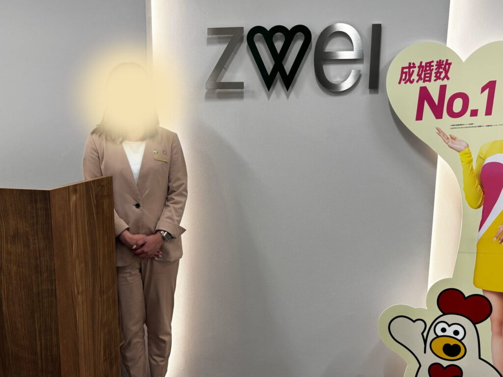 ツヴァイのカウンセラーと店舗入口の写真