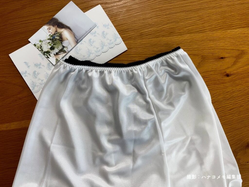 ハグブライダルのフレアパンツのショーツが濃い色の場合の透け感がわかる写真