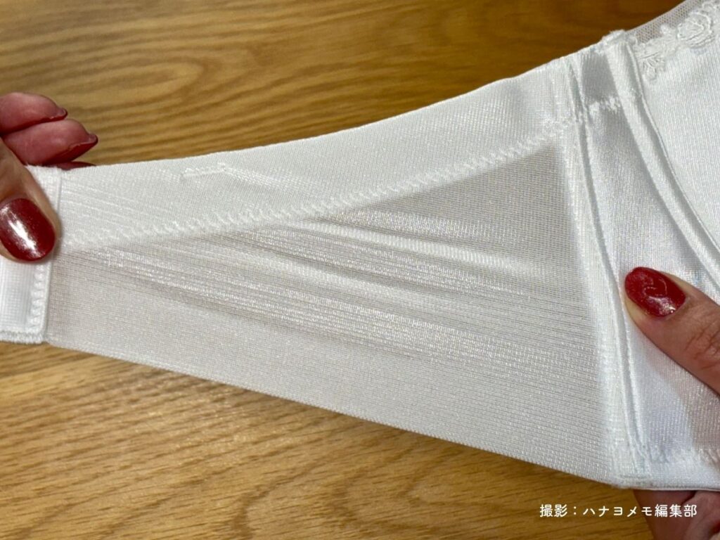 ハグブライダルのブラの生地のストレッチ感がわかる写真
