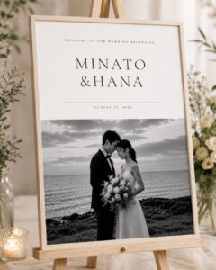 新郎新婦のモノクロ前撮り写真を入れた木製フレームのウェルカムボード